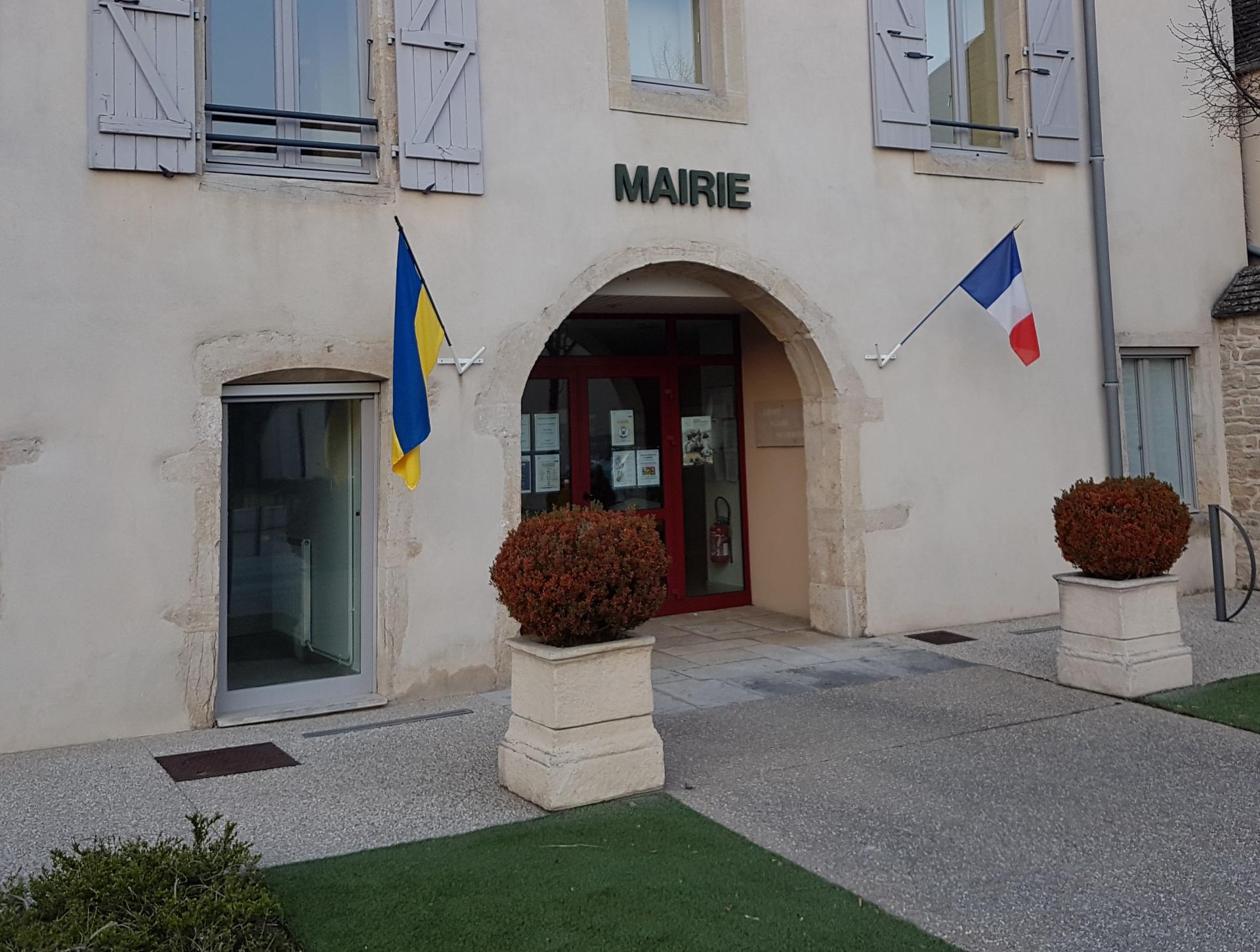 Drapeau devant mairie