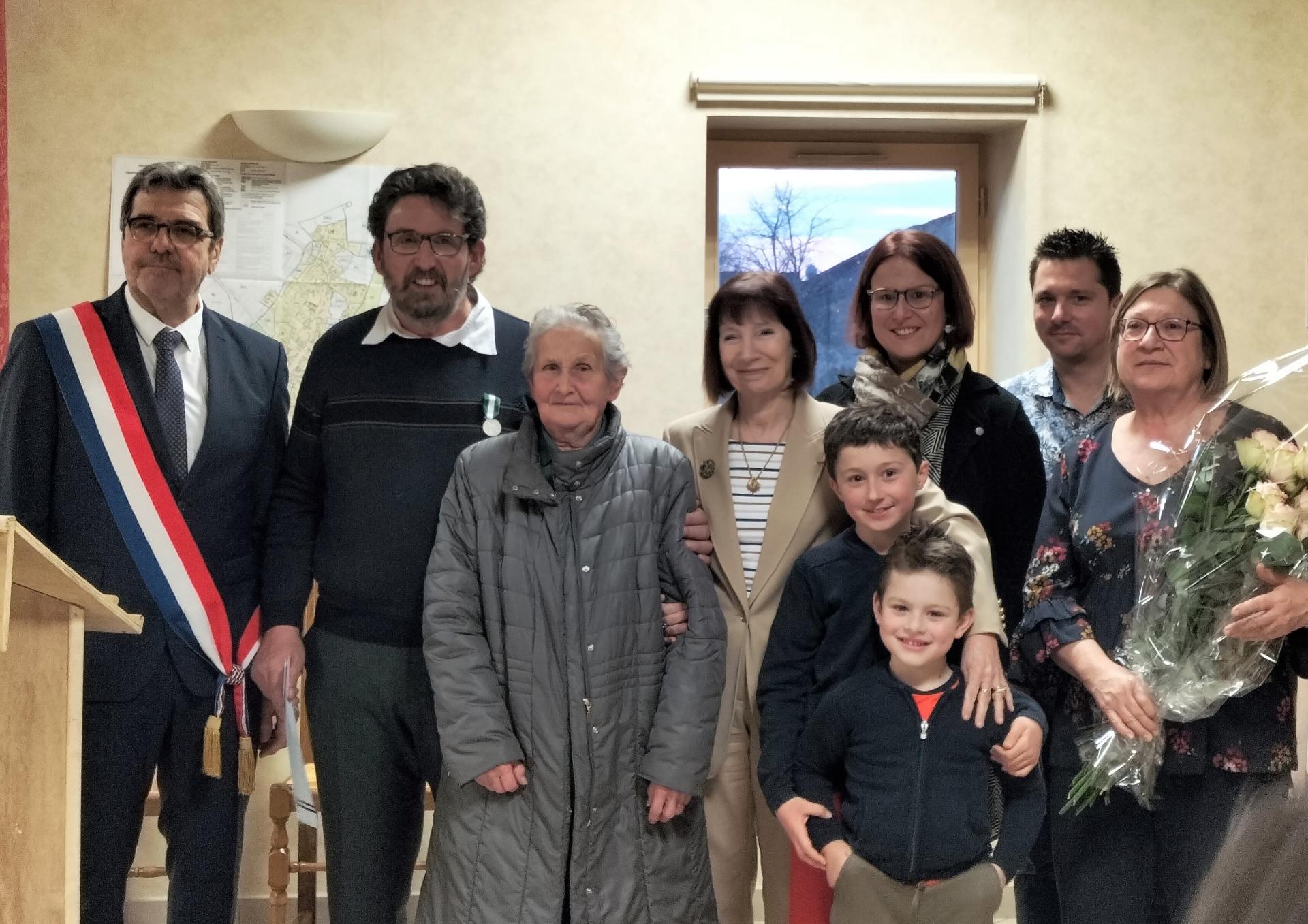 Remise de médaille Joel Thibault entouré de sa famille