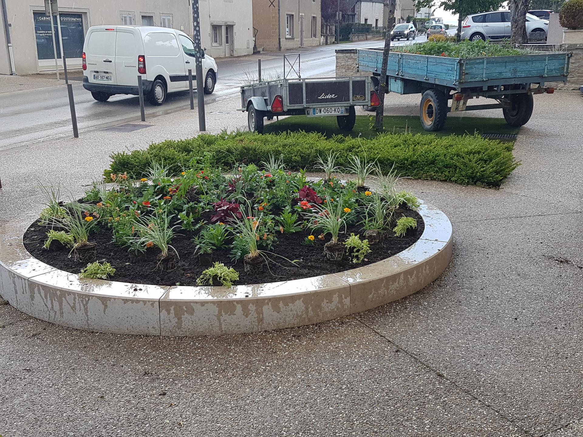 massif de fleurs devant la mairie