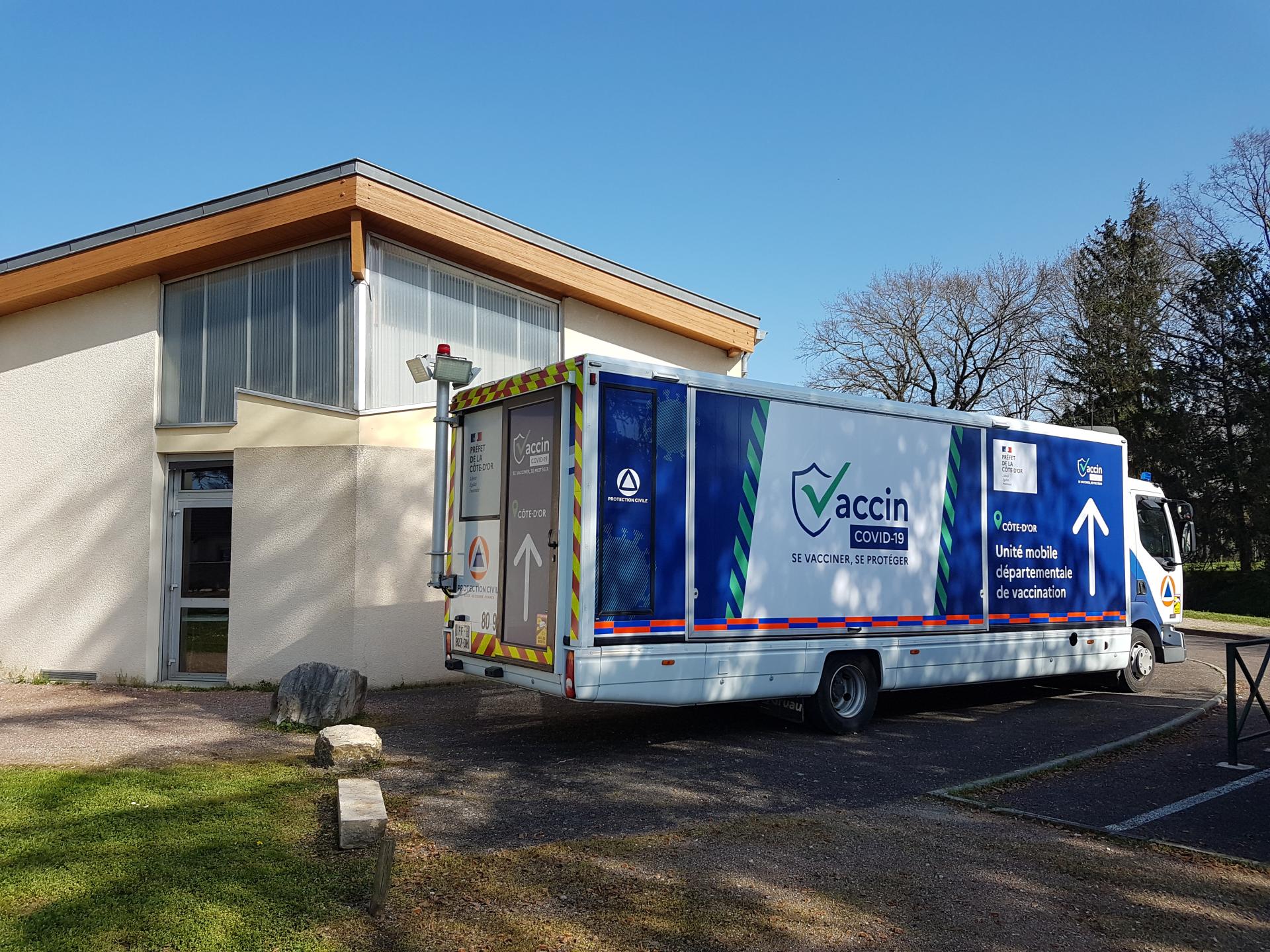 Vaccinobus stationné devant la salle