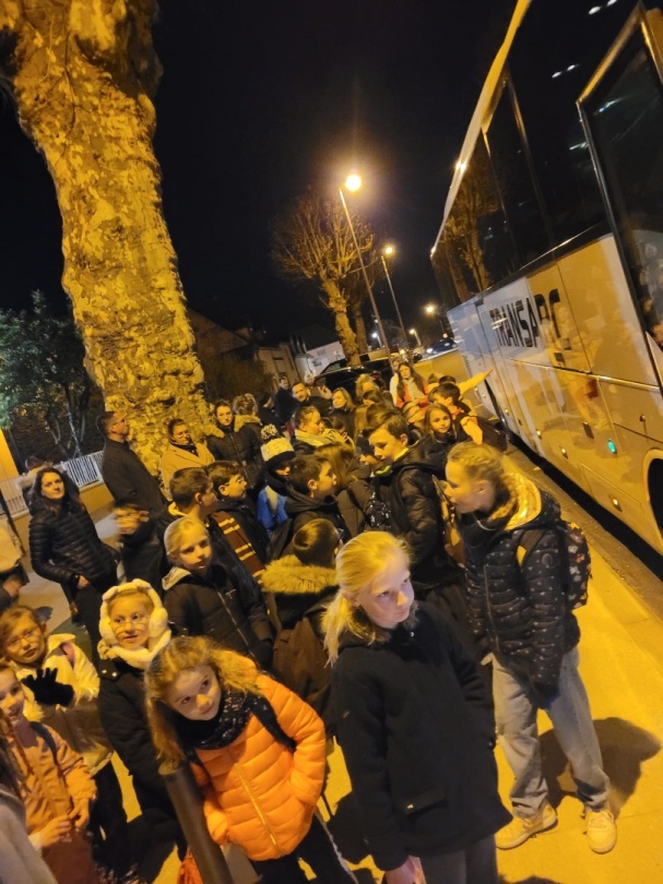 enfants à côté du bus