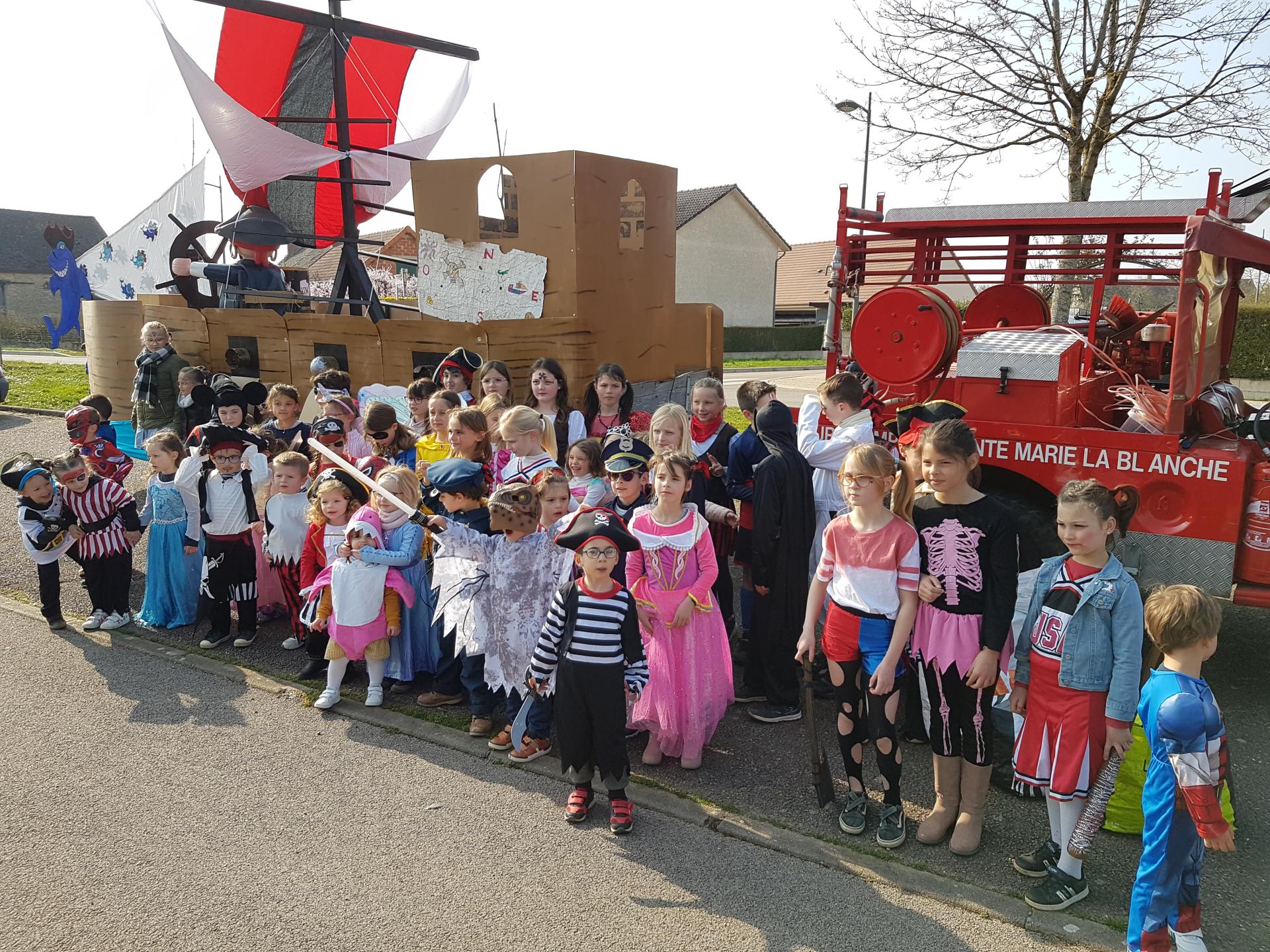 Groupe d'enfants déguisés